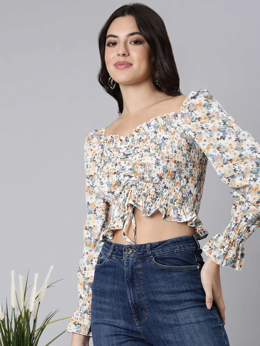 Women's Off White Floral Printed Sweetheart Neck Cuffed Sleeves Smocked Ruched Crepe Crop Top