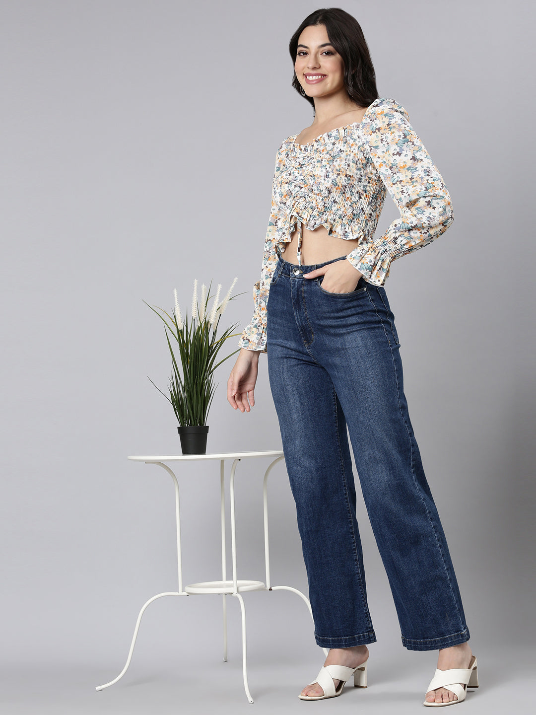 Women's Off White Floral Printed Sweetheart Neck Cuffed Sleeves Smocked Ruched Crepe Crop Top