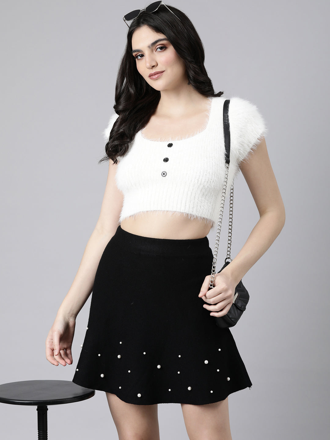 Women's Off White Round Neck Short Sleeves Opaque Fitted Casual Crop Top