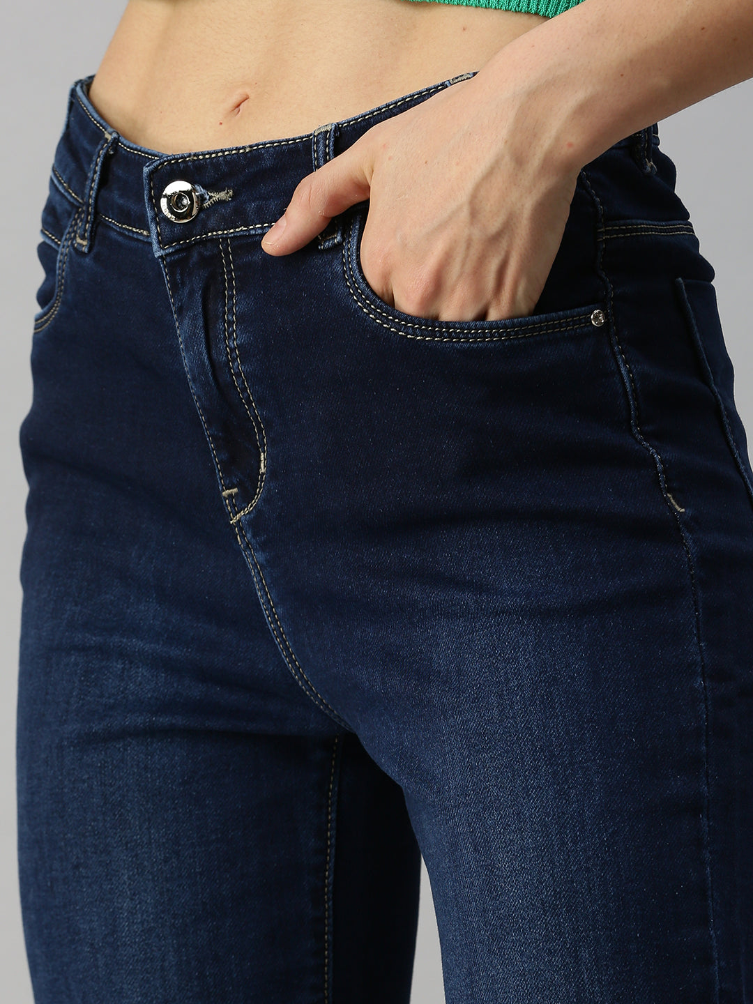 Women's Blue Relaxed Fit High-Rise Light Fade Stretchable Jeans