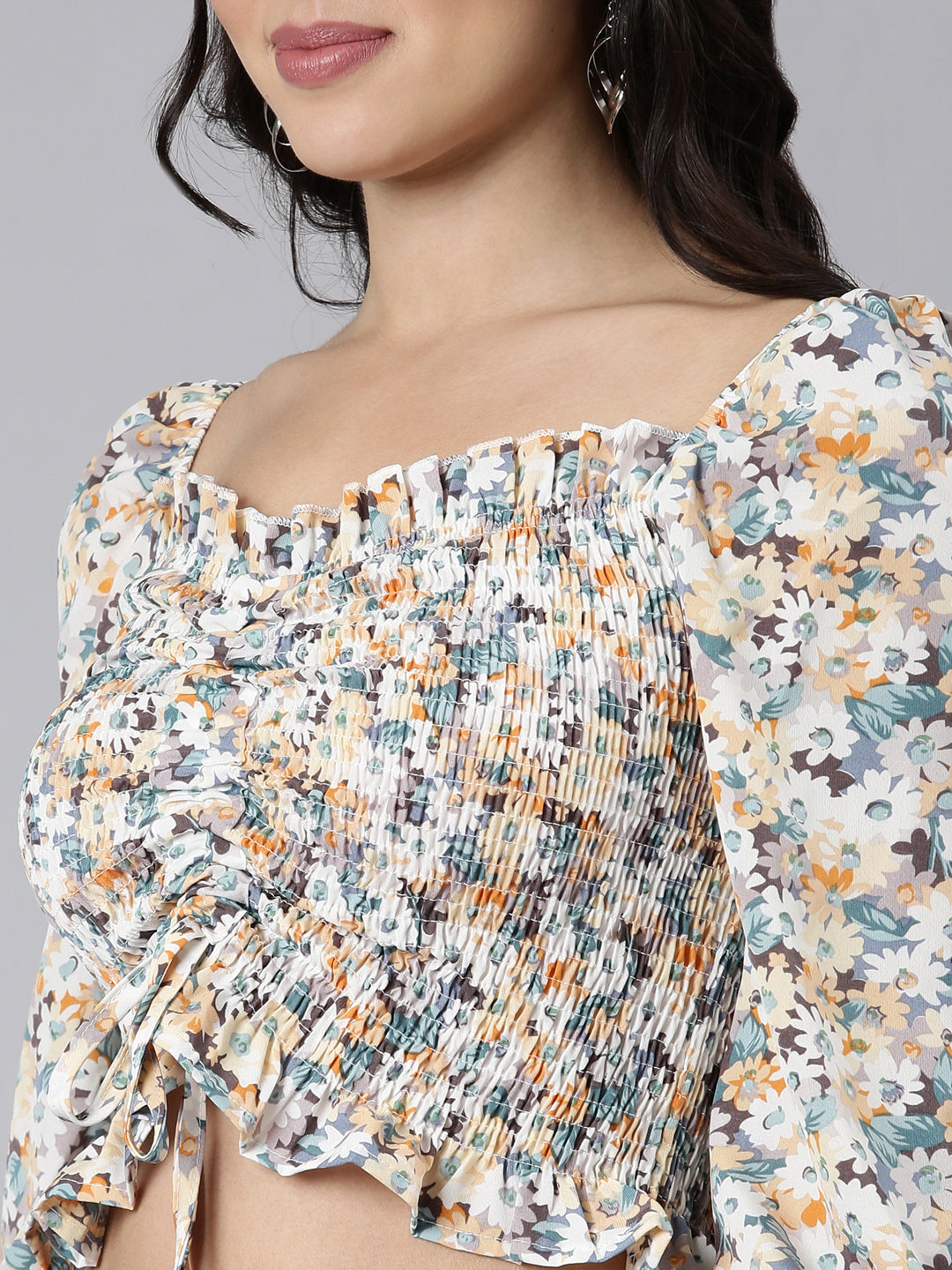 Women's Off White Floral Printed Sweetheart Neck Cuffed Sleeves Smocked Ruched Crepe Crop Top